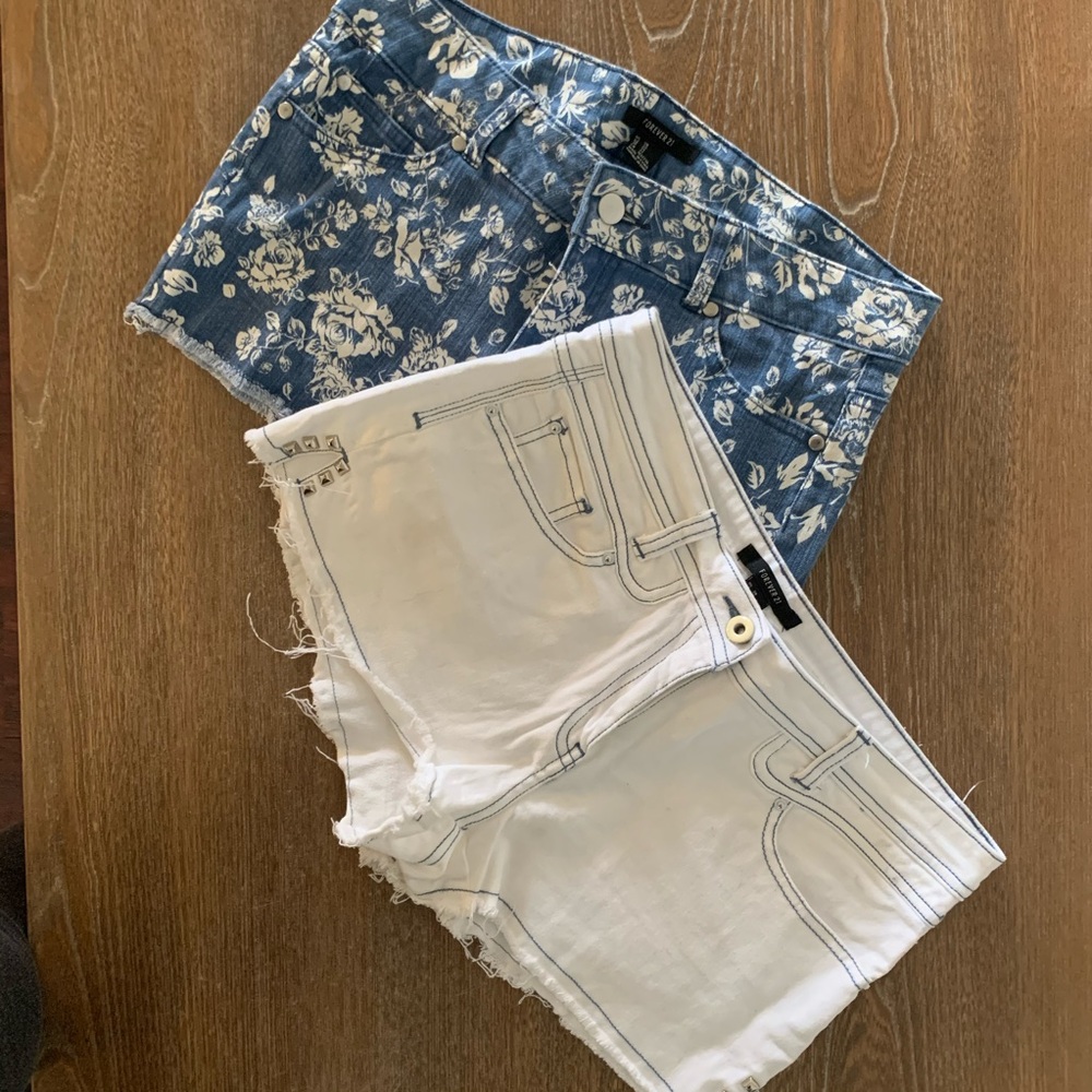 2 x Forever 21 Shorts size US 28